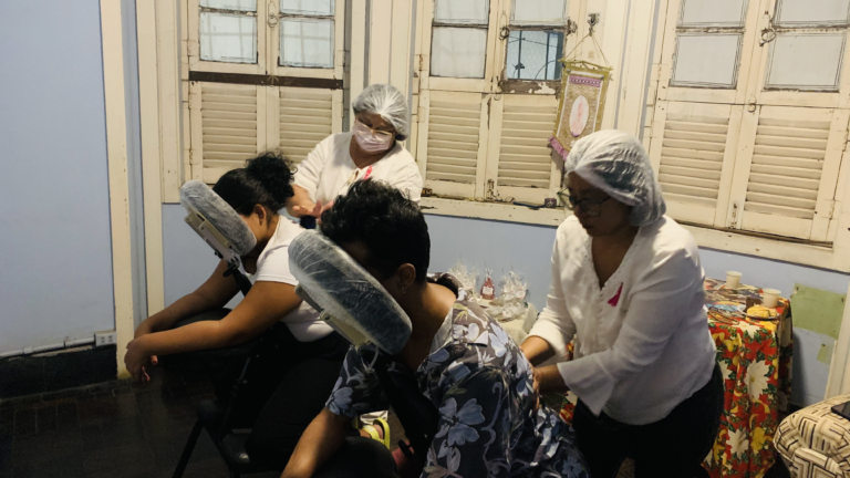 Programa de escuta e democratização de informações voltado para ativistas e defensores de direitos humanos. A iniciativa promove o cuidado individual e coletivo, criando espaços seguros que possibilitam o fortalecimento da resiliência e a continuidade das lutas sociais. O objetivo é apoiar quem está na linha de frente, garantindo acolhimento, acesso a informações e práticas de bem-viver.