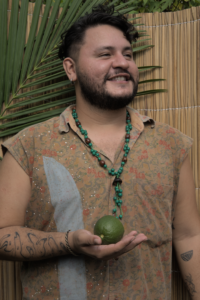 Matheus Botelho Foto Matheus Botelho_para site.png Coordenação Geral e Articulação Comunicador Social com habilitação em Jornalismo pela Universidade Federal do Pará (UFPA), ativista, educador popular e produtor cultural. Bixa branca, cria da baixada Águas Brancas (Ananindeua PA), vivendo em Belém, atua nas pautas da cultura, clima, antiproibicionista, antiracista, direitos das populações e comunidades tradicionais e LGBTI+.