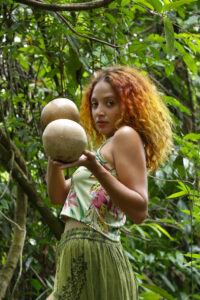 Paula Amaral Foto Paula Amaral.jpeg Foto Samara Cheetara_site Na Cuia.jpeg Coordenação Geral de Projetos Pessoa LGBTI+, comunicadora popular, gestora e ativista climática na Amazônia. Coordena iniciativas que integram cultura, tecnologia e justiça socioambiental, com forte atuação em defesa da cidadania digital e dos direitos das juventudes. Seu trabalho potencializa as pautas do clima, da cultura e