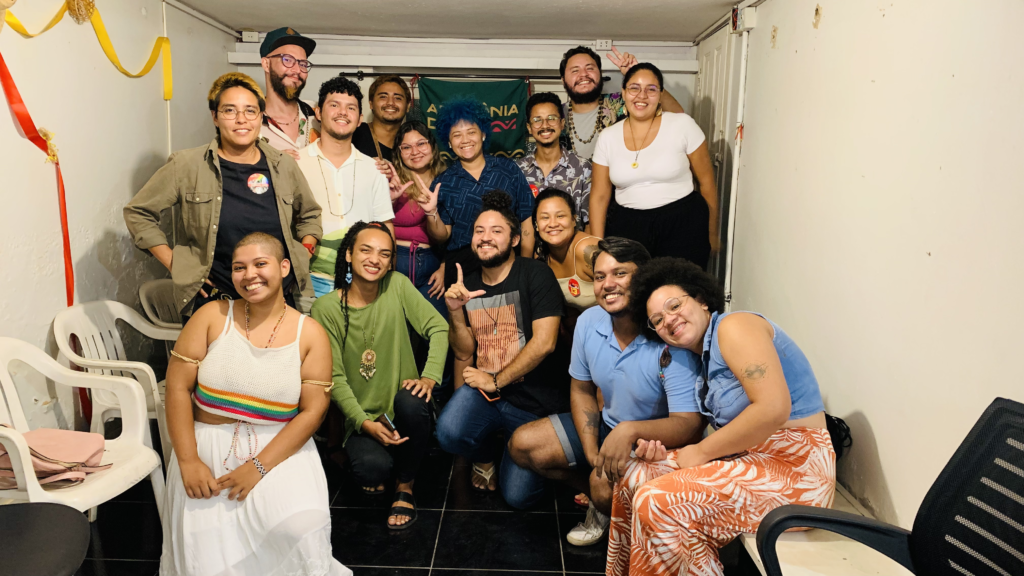 Programa de escuta e democratização de informações voltado para ativistas e defensores de direitos humanos. A iniciativa promove o cuidado individual e coletivo, criando espaços seguros que possibilitam o fortalecimento da resiliência e a continuidade das lutas sociais. O objetivo é apoiar quem está na linha de frente, garantindo acolhimento, acesso a informações e práticas de bem-viver.