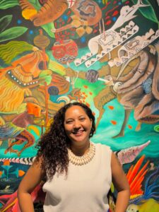 Jornalista e Comunicadora social, cria do bairro do Guamá, periferia de Belém do Pará, na Amazônia. Bissexual atua na construção de projetos antirracistas que valorizam a cultura popular e periférica, defendem os direitos das comunidades tradicionais amazônicas e promovem a equidade de gênero e raça. Sua trajetória se conecta à comunicação, à produção cultural e à educação popular com foco na justiça social e ambiental.